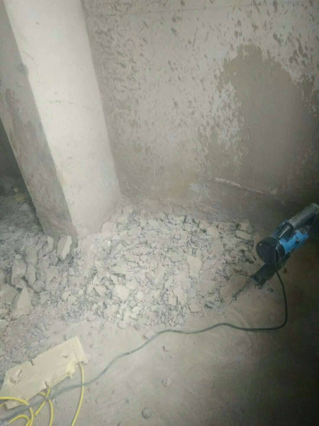 拆除旧装修,拆墙砖,拆地砖